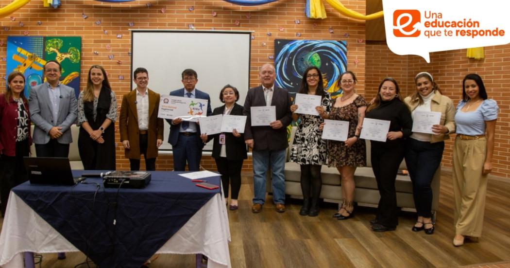 Foto que muestra un grupo de personas con un diploma en la mano