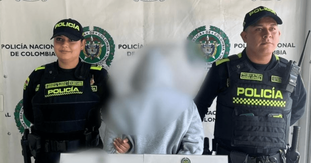 Imagen del capturado junto a dos policías