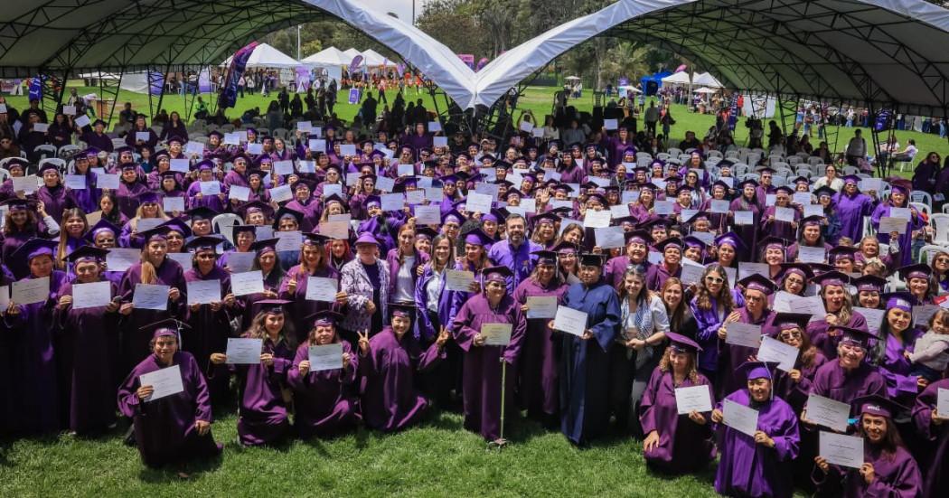 Mujeres graduadas con el alcalde Carlos Fernando Galán