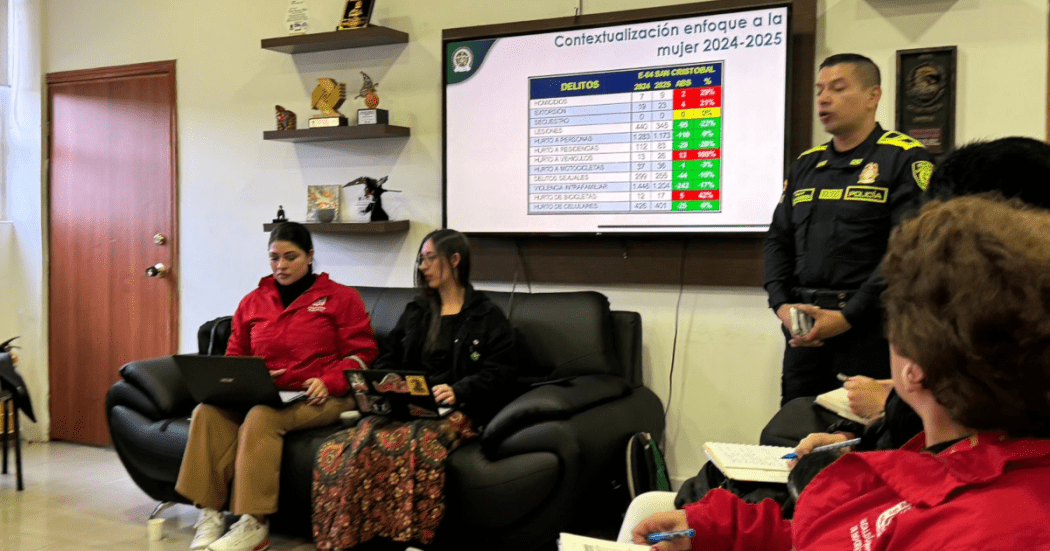 Imagen de una policía y dos mujeres en una reunión de seguridad