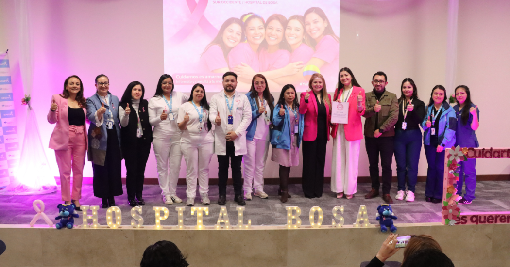 Foto de funcionarias del hospital de Bosa recibiendo certificado. 