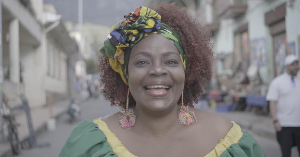 Mujer afro sonriendo 