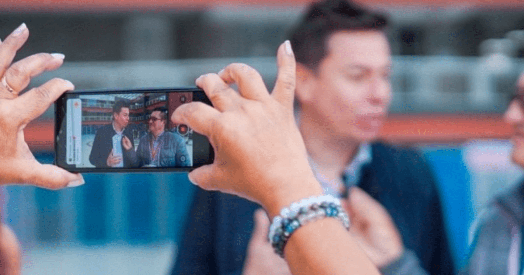 Foto de un celular grabando una entrevista 