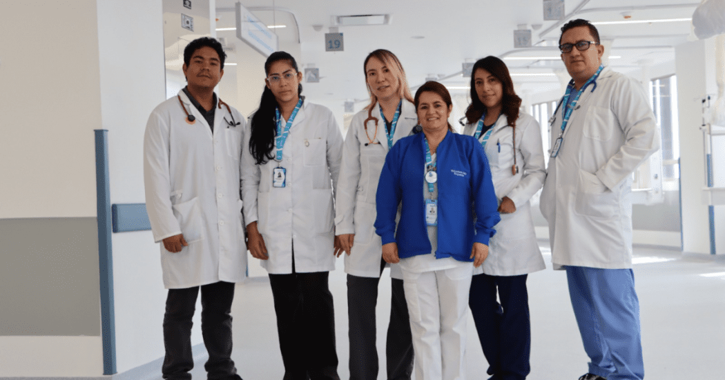 Foto de unos doctores en un hospital de Bogotá