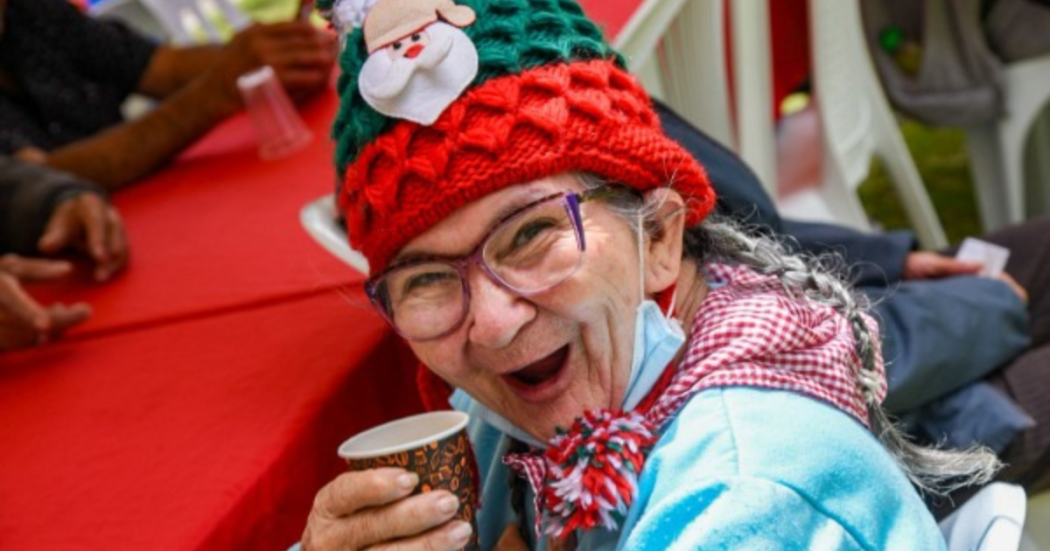 Imagen de una persona mayor sonriendo 