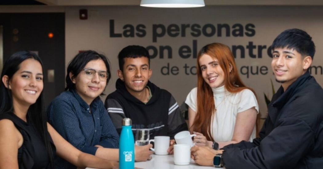 Varias personas sonriendo 