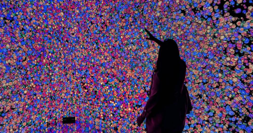 Imagen de persona tocando experiencia audiovisual inmersiva