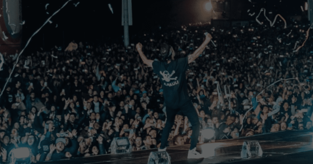 Imagen de un banda de rock en el escenario de un gran concierto en Bogotá.