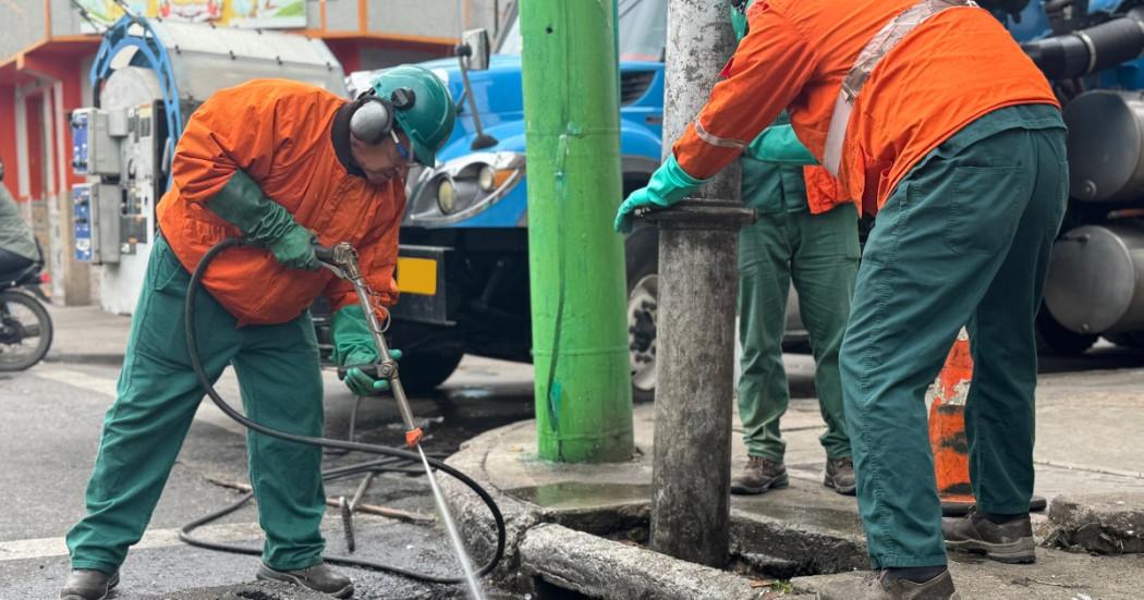 Foto de trabajadores del Acueducto de Bogotá en una calle de Bogotá.