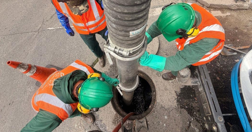 Foto que muestra trabajadores del Acueducto de Bogotá