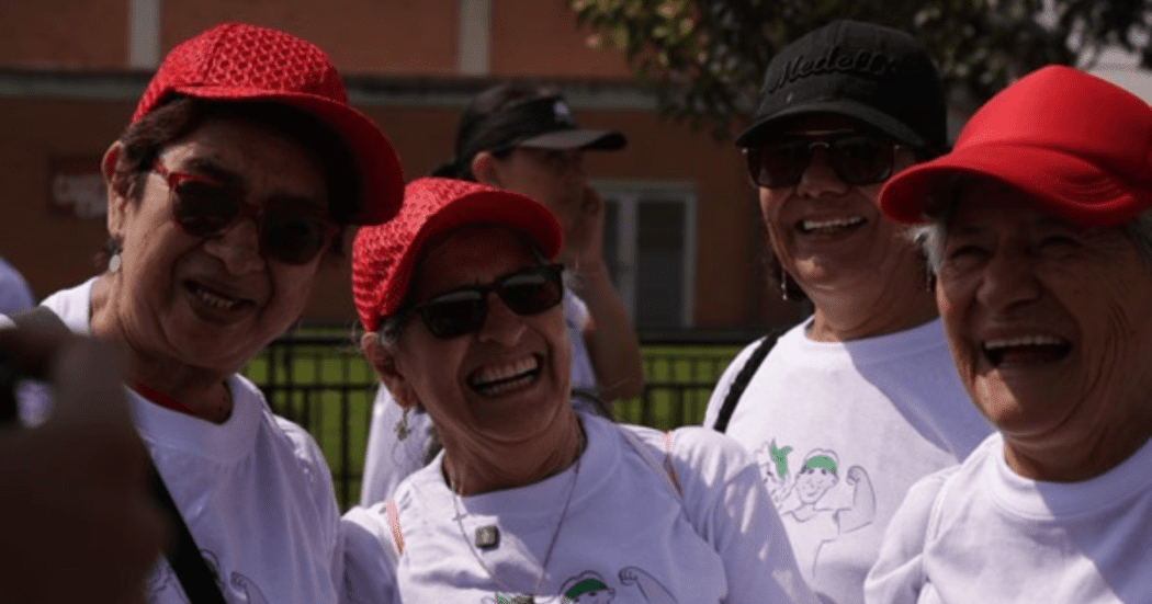 Imagen de tres señoras adultas sonriendo