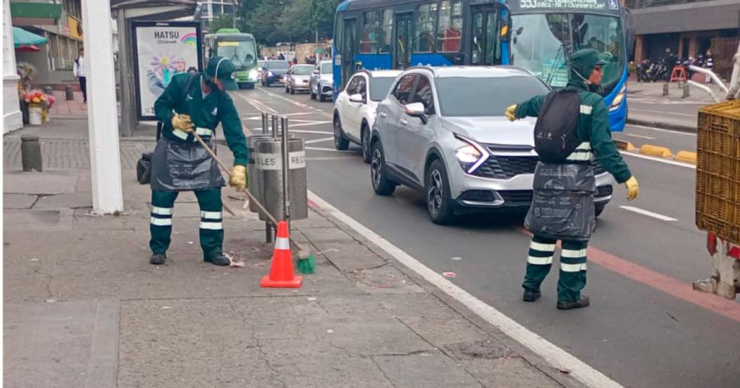 Foto que muestra operadores de aseo barriendo 