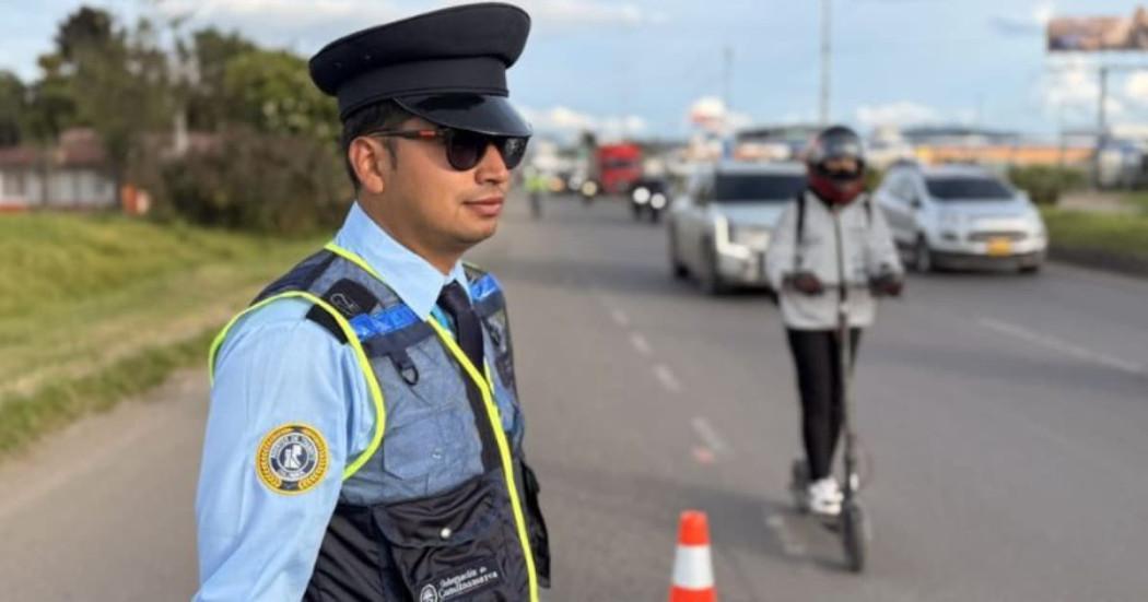 Agente de tránsito en una vía de Cundinamarca 
