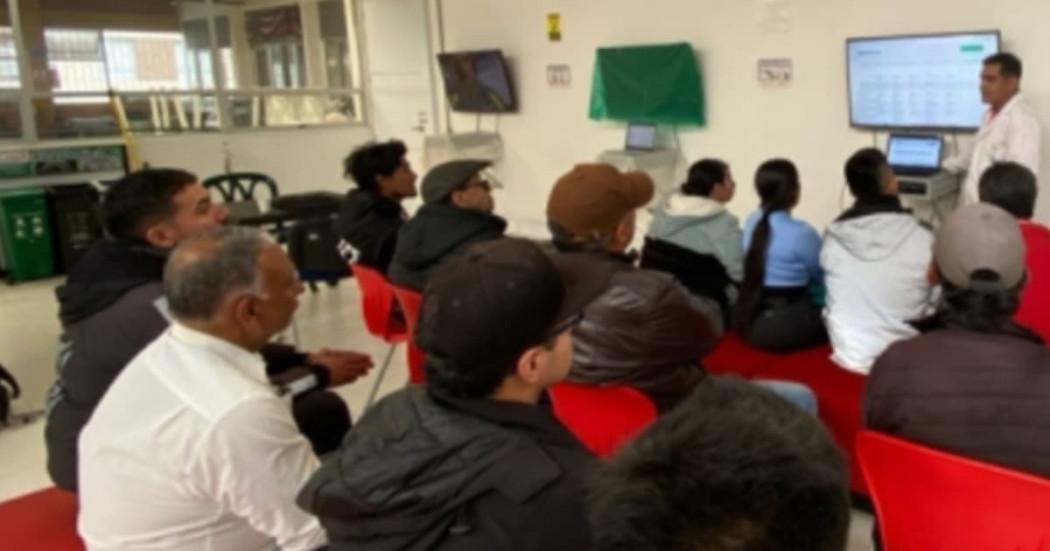 Foto de vendedores y vendedoras informales en procesos de formación con los cursos gratis del IPES.