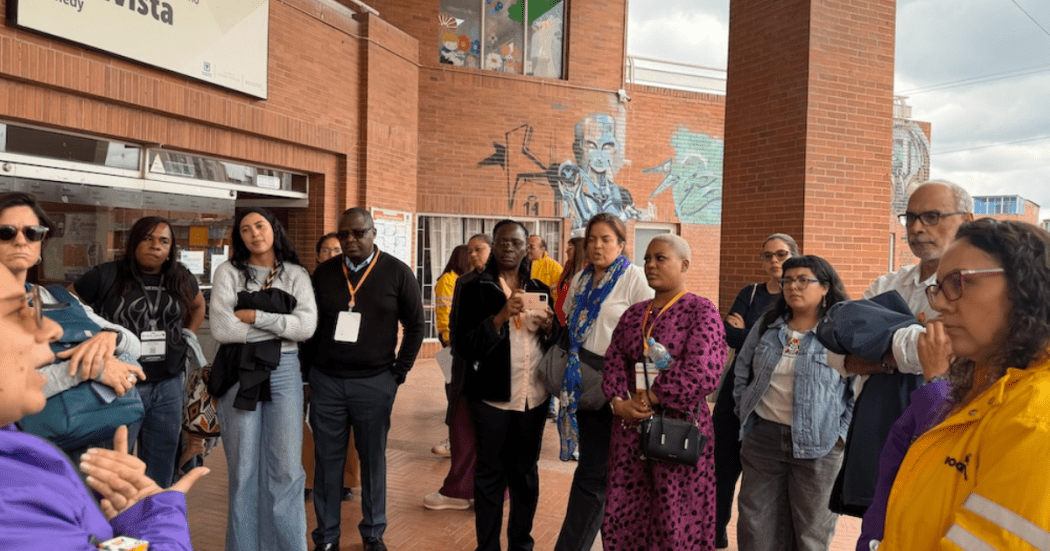 Imagen de varios funcionarios durante la visita del CELAC