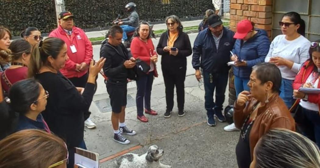 Foto que muestra personas reunidas hablando en grupo