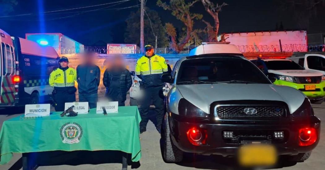 Dos capturados, arma de fuego incautada y camioneta inmovilizada.