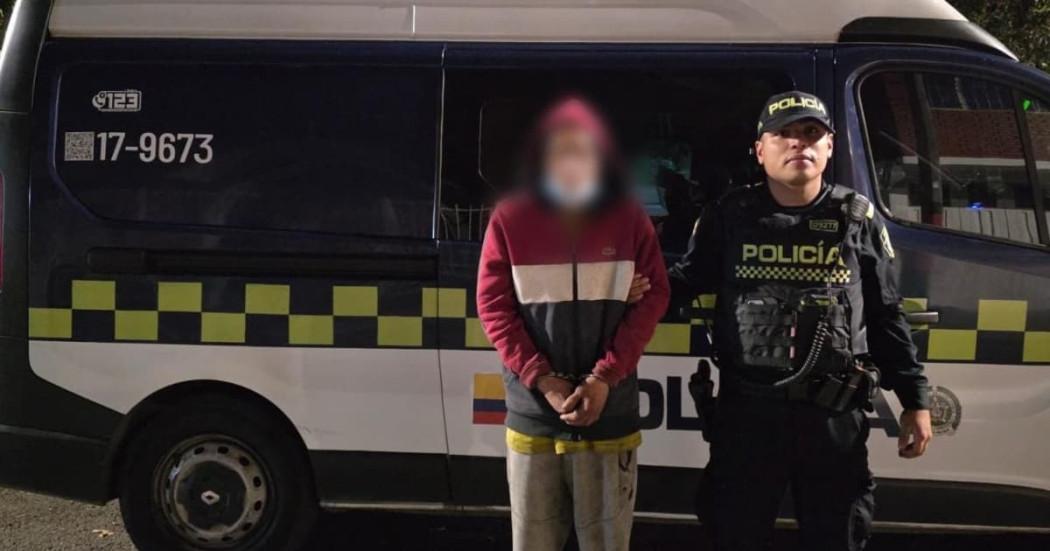 Uno de los capturados por agredir a una policía.