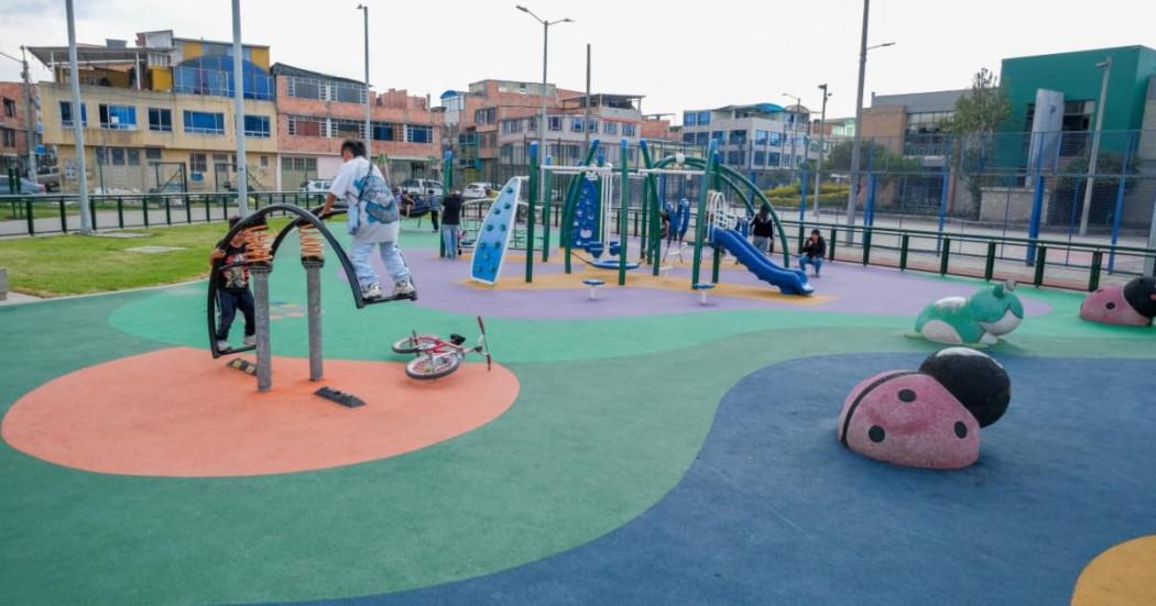 Personas jugando en el parque 