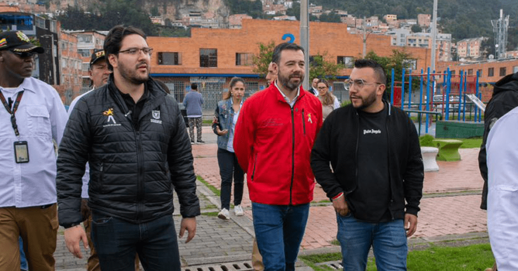 Imagen del alcalde Galán caminando en un parque de Usaquén