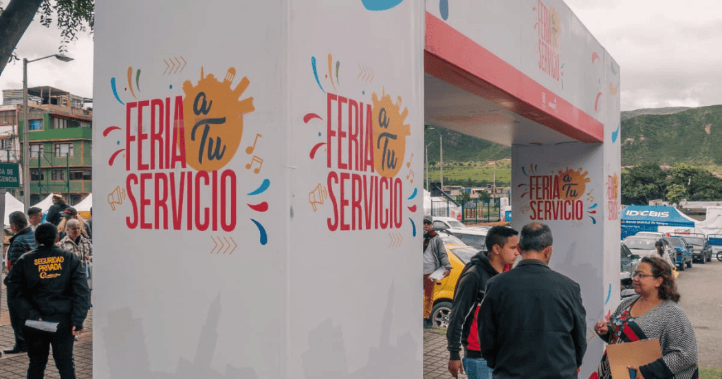 Fotografía de una de las ferias de servicio donde se ve a la ciudadanía ingresando
