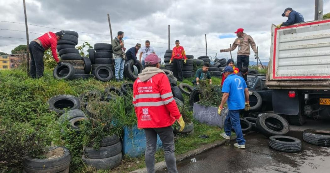Foto del operativo de limpieza en el que se recogieron 100 llantas de calles de Bogotá.