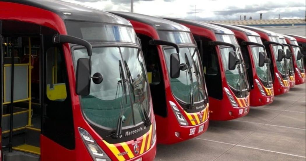 Foto de varios buses de TransMilenio estacionados.