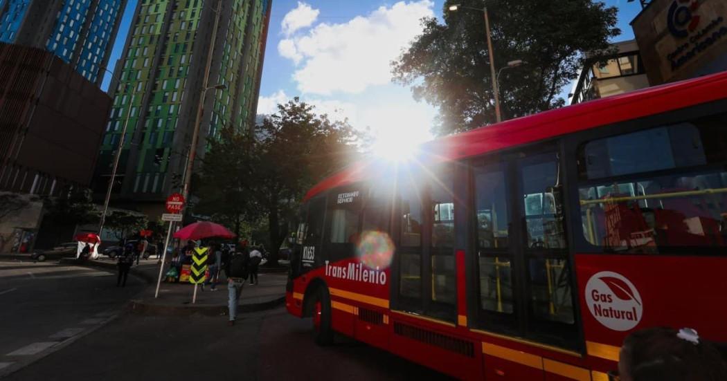 Foto de un bus de TransMilenio en una vía de Bogotá