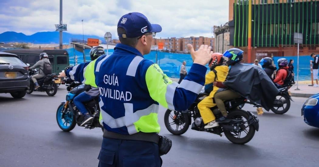 Foto de un agente de tránsito en una vía de Bogotá