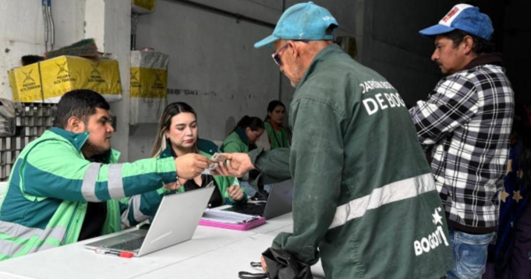 Foto que muestra personas hablando 