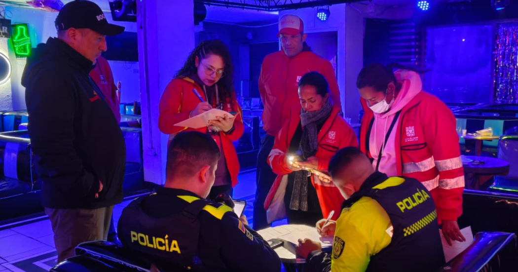 Imagen de funcionarios y policías realizando operativo en establecimiento nocturno