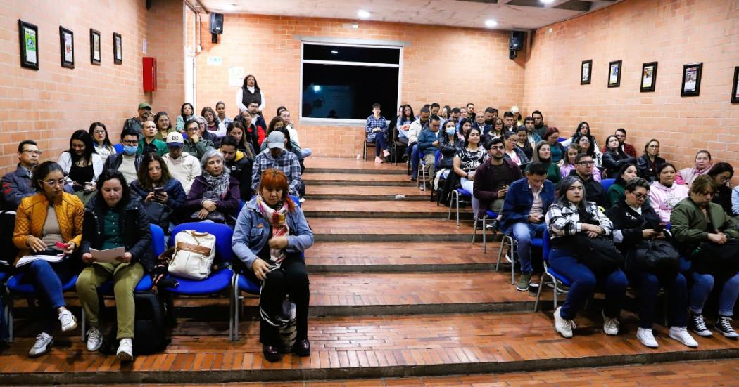 Personas sentadas en un auditorio
