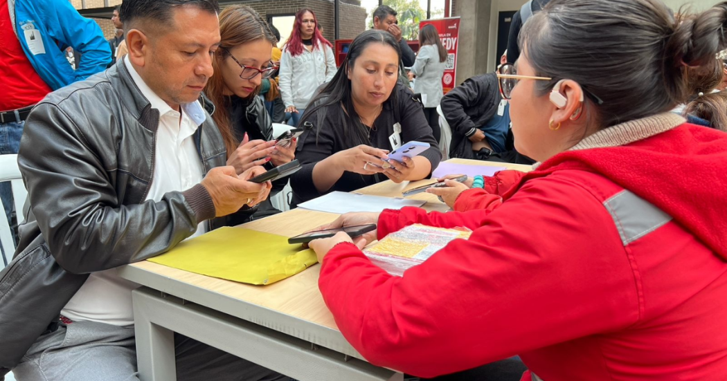Foto de unos ciudadanos en una feria de empleo