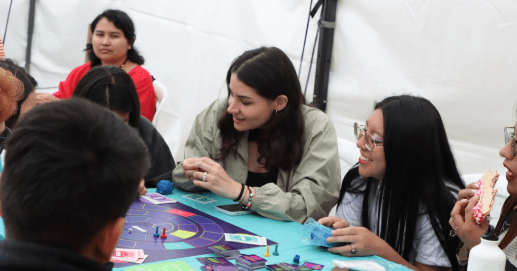 Imagen de varias mujeres compartiendo en una mesa