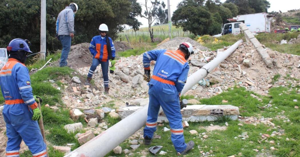 Funcionarios de Enel quitando unos postes