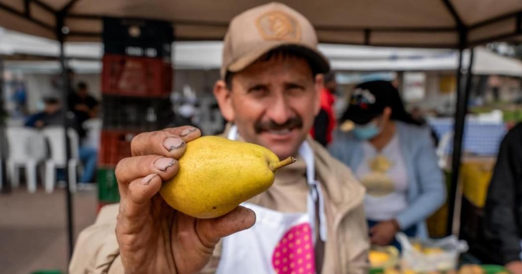 Un campesino mostrando una pera