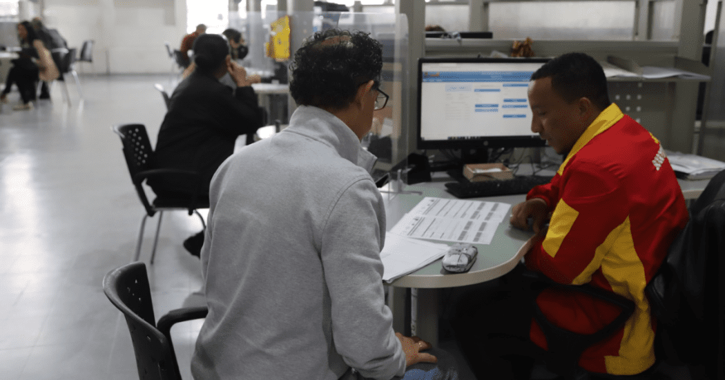 Foto de un funcionario ayudando a un ciudadano