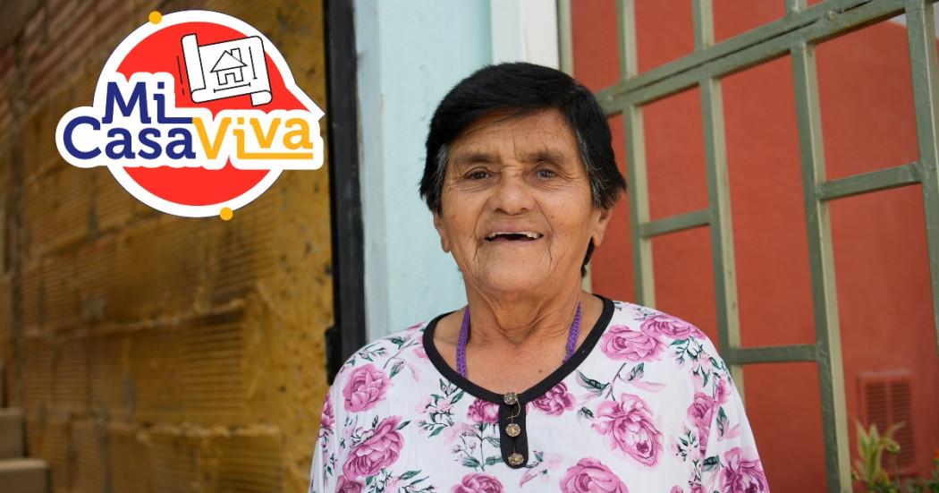 Foto que muestra a una señora sonriendo