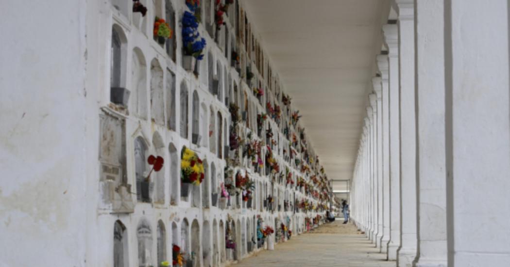 Foto del Cementerio Distrital Central que muestra bóvedas.