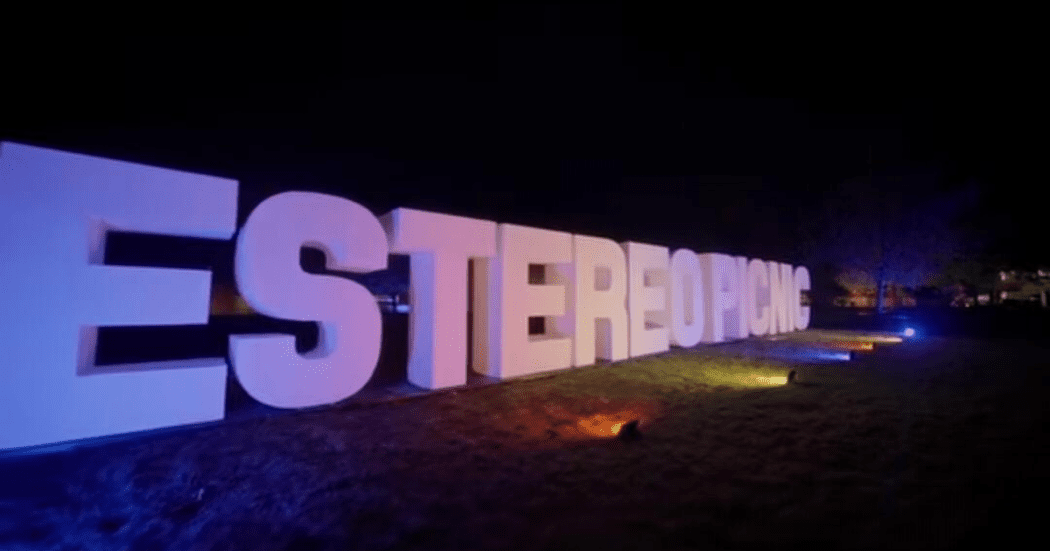 Imagen de un letrero que dice Estéreo Picnic