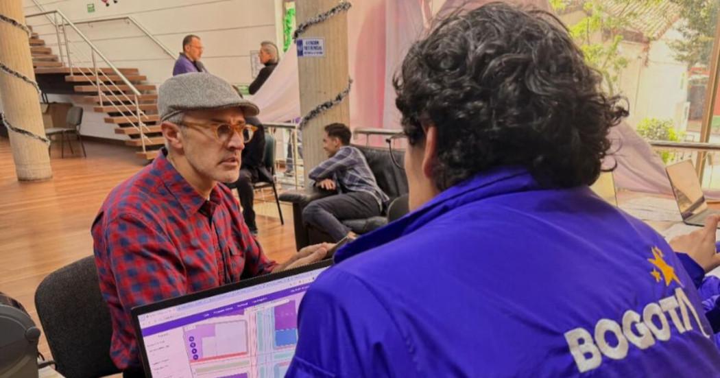 Imagen de funcionario del IDPC atendiendo a un ciudadano