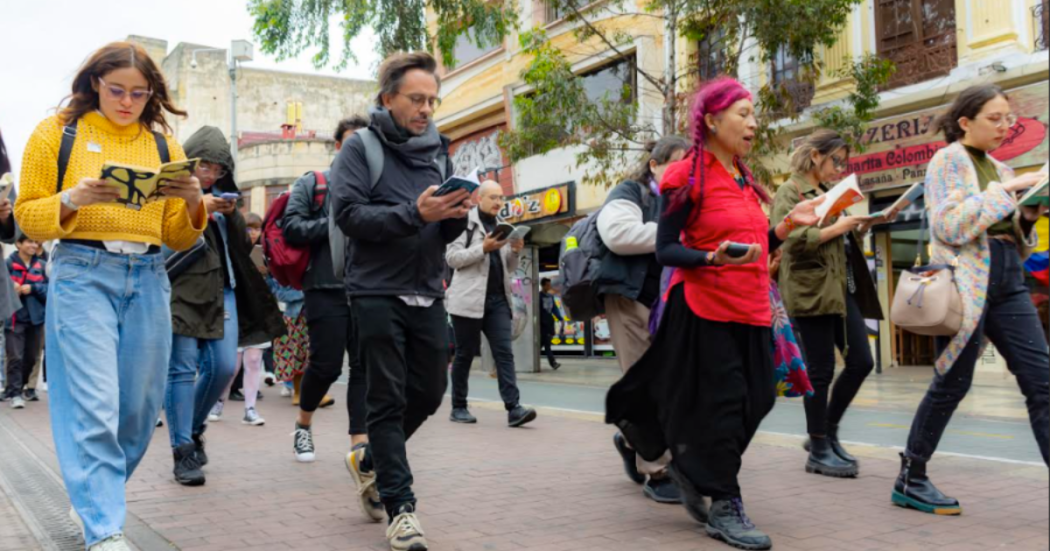 Imagen de varias personas recorriendo la carrera Séptima.