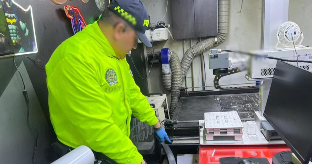 Policía durante operativo de registro y allanamiento.