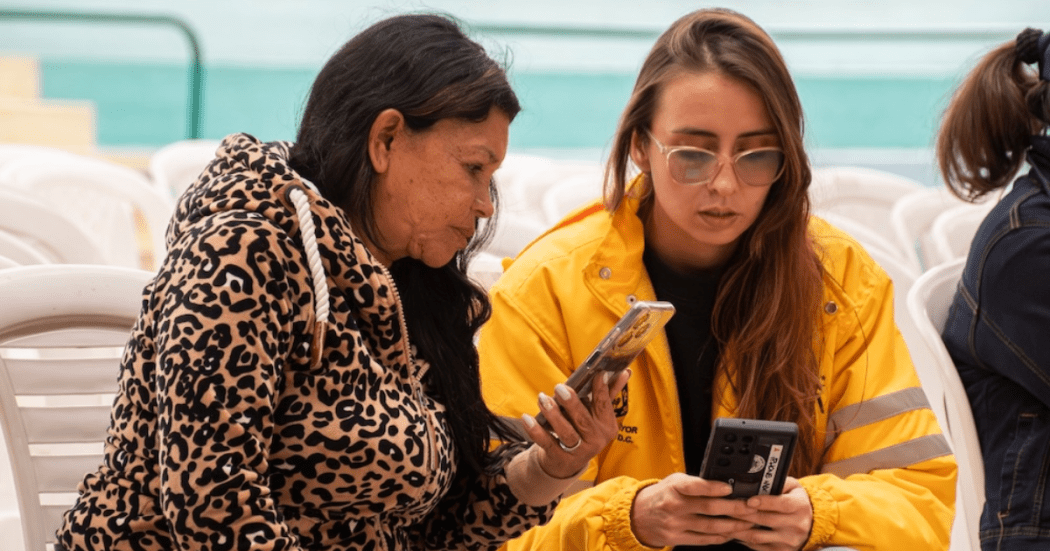 Imagen de una mujer junto con una funcionaria de Integración Social