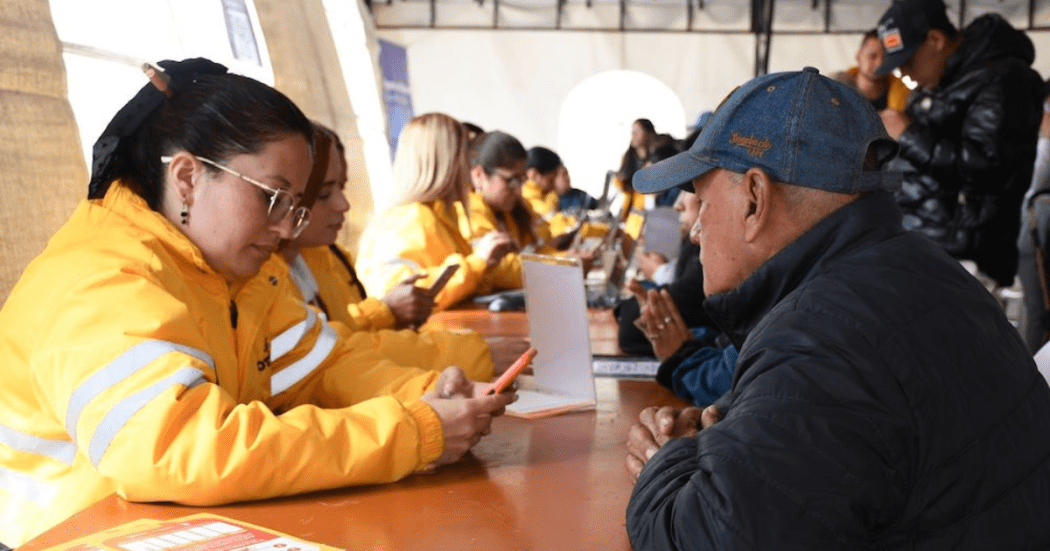 Imagen de una funcionaria atendiendo a un señor