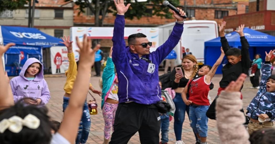 Funcionario del IDRD realiza actividades de recreación