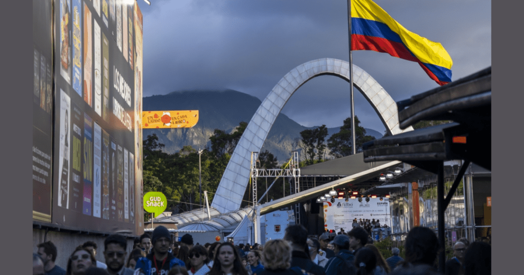 Imagen panorámica de la plaza principal de Colferias.