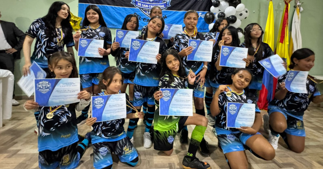 Imagen de niñas deportistas recibiendo un certificado