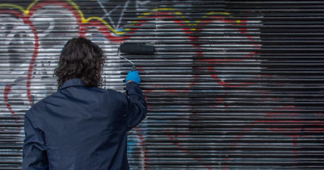 Imagen de persona pintando graffitti