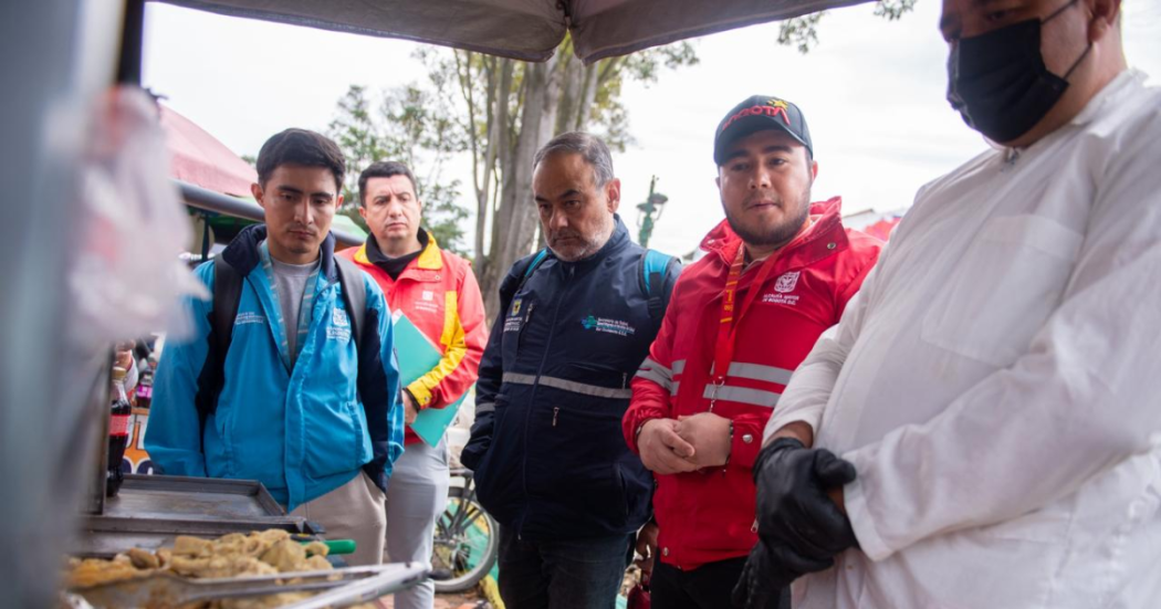 Foto de funcionarios del Distrito en operativo de limpieza